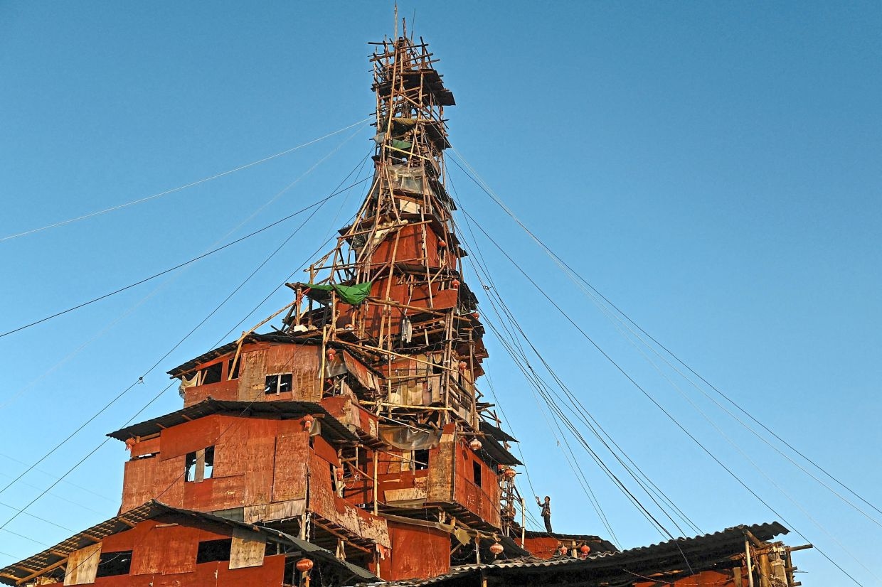 This madcap 10-storey-high rural 'nail home' is attracting visitors in China