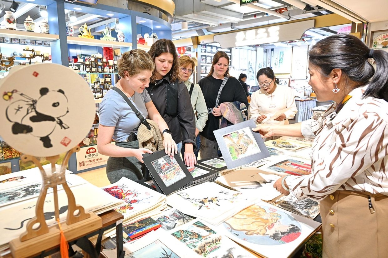 China's visa exemption and tax refund spark shopping frenzy among tourists