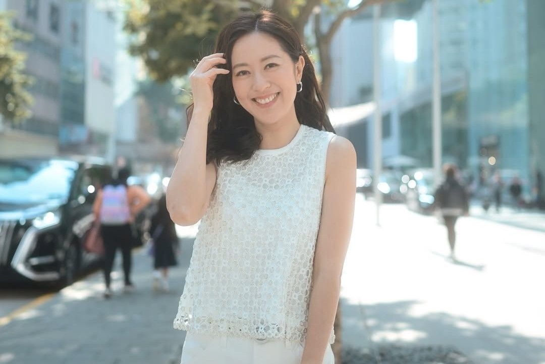 Natalie Tong helps elderly woman push overloaded cart by the roadside