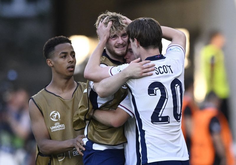 Soccer-Elliott pays the price for 'silly' knee slide celebrating England U21 goal