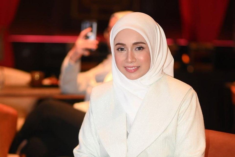 First it was the preppy 'Bila Nak Kahwin', elegant Amira Othman now returns with 'Dalam Sujudku', theme song for drama 'Dia Bukan Syurga'