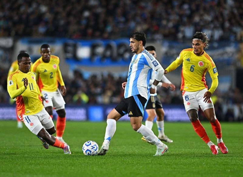 Soccer-Argentina midfielder Paredes set to join Boca Juniors from Roma