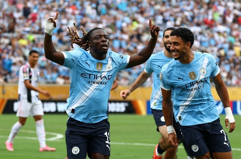 Soccer-Manchester City destroy Juve to top group at Club World Cup