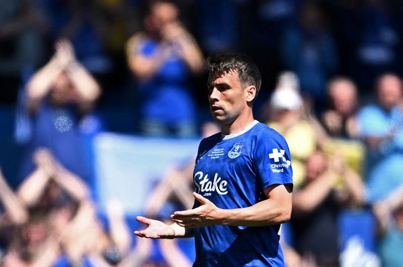 Soccer-Everton captain Coleman signs one-year contact extension