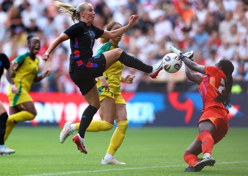 Soccer-Can training and technology solve the ACL crisis in women's football?