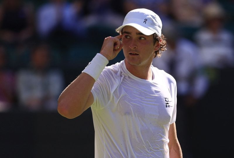 Tennis-Exciting Fonseca beats Fearnley to reach second round on debut