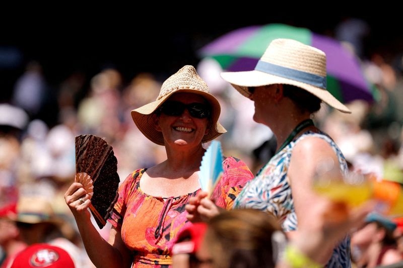Tennis-Fans take cover on scorching first day of Wimbledon