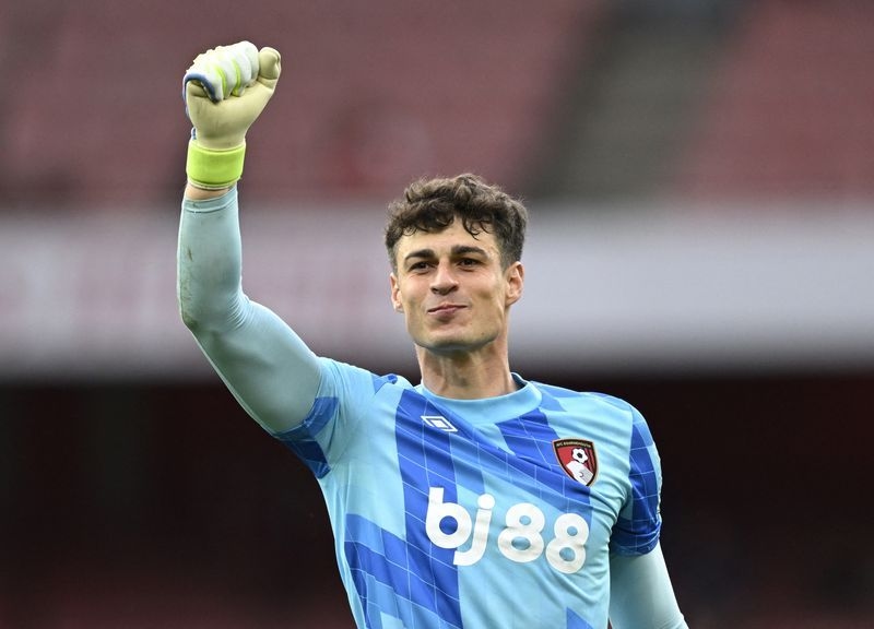 Soccer-Arsenal sign Spanish keeper Kepa from Chelsea