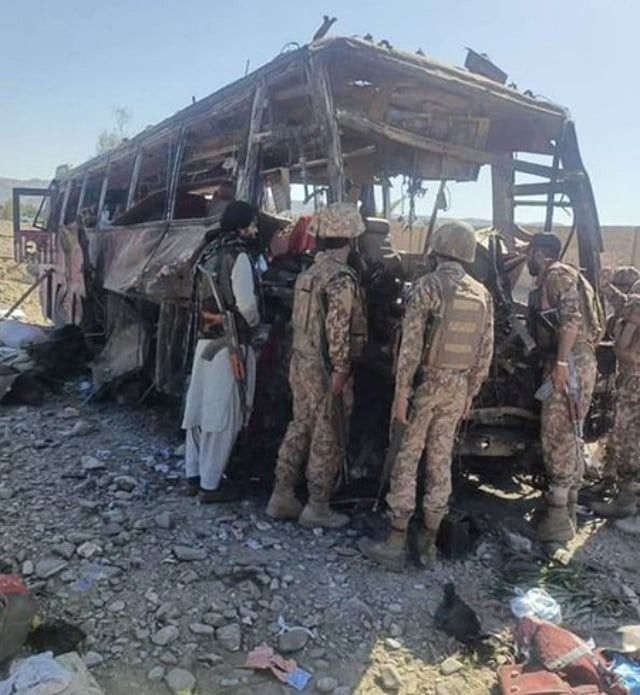 Blast kills four Pakistani officials, 11 injured: police