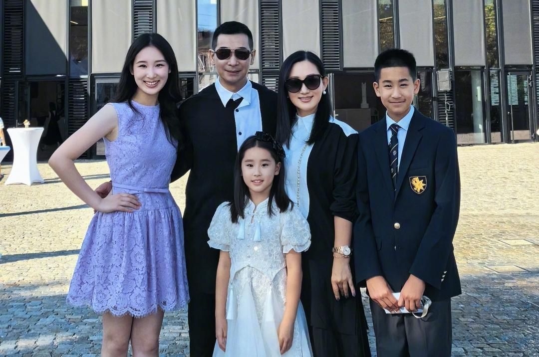 Vincent Zhao shares family photos, 17YO daughter stuns netizens with good looks
