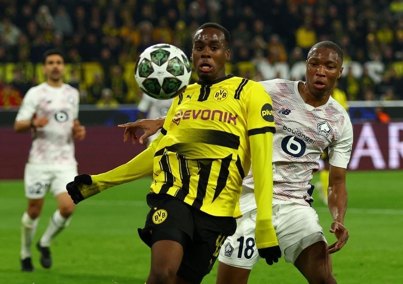 Soccer-Chelsea agree deal to sign English winger Gittens from Dortmund