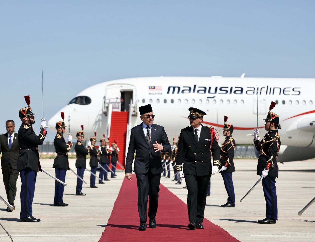 PM Anwar urges youth to embrace change and uphold Malaysian values