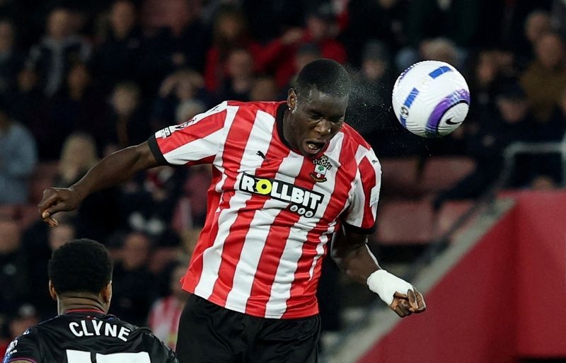 Soccer-Tall Paul towers back to Trabzon as Super Lig side sign Onuachu for keeps