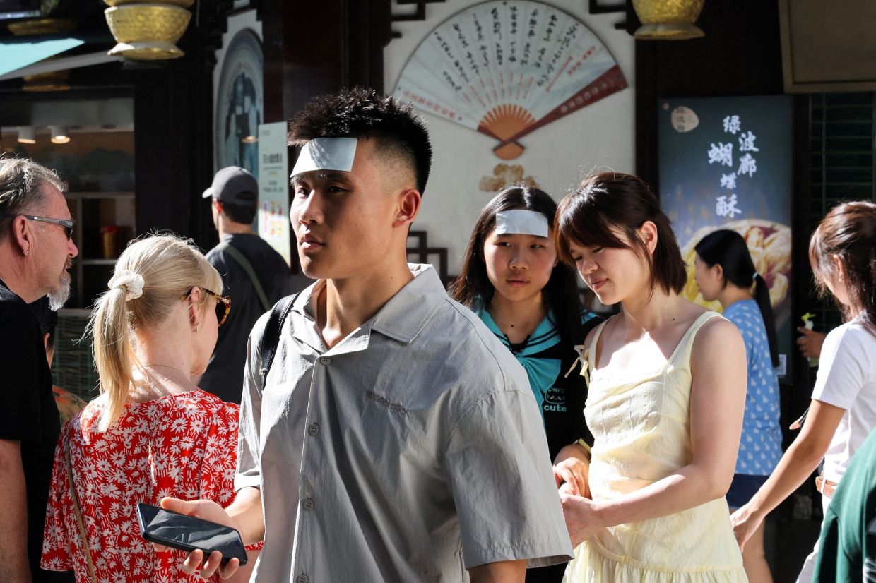 Students shelter in libraries as heatwave hits eastern China