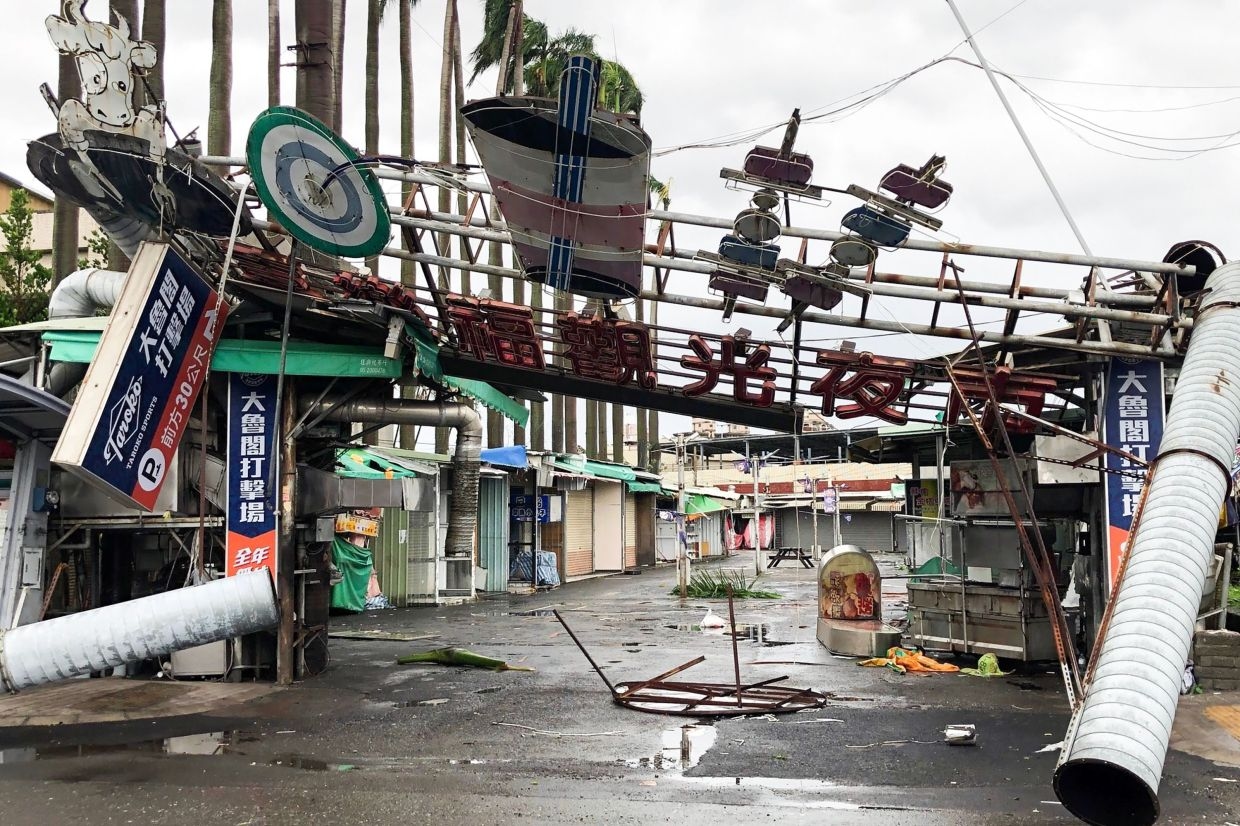 Typhoon Danas kills two, injures hundreds and causing damages in Taiwan