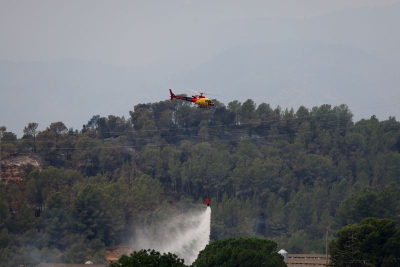 More than 18,000 people in lockdown as wildfire rages in Catalonia
