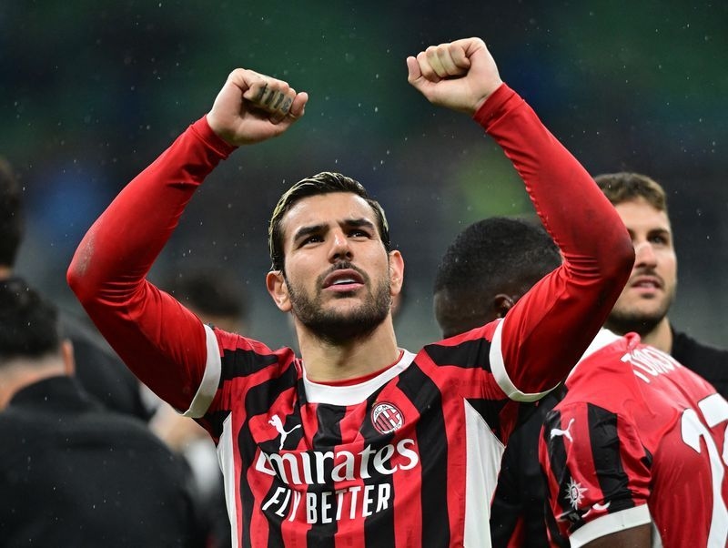 Soccer-Defender Hernandez joins Al-Hilal from Milan