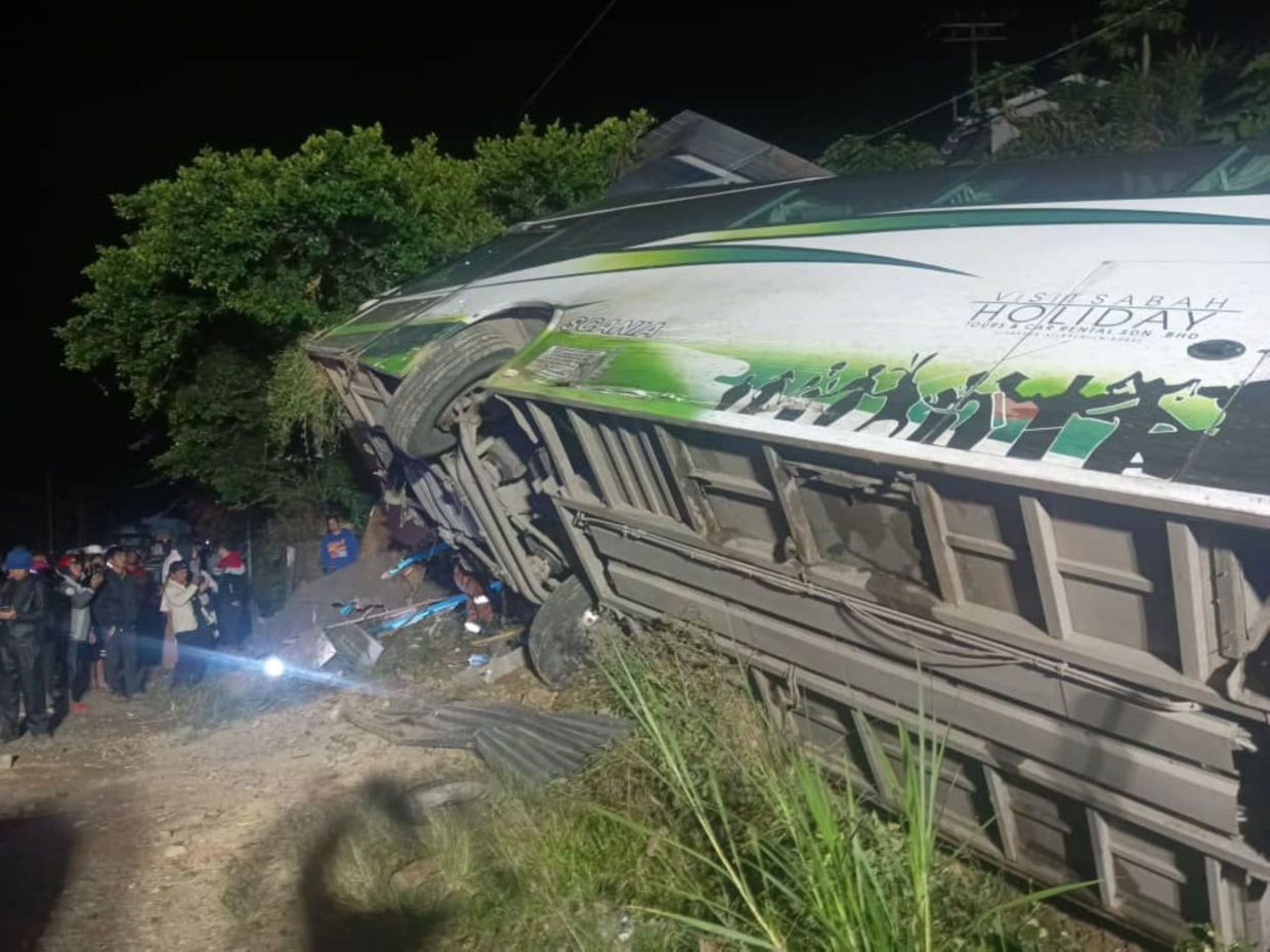 Dangerous driving leads to express bus crash in Sabah, injuring five people