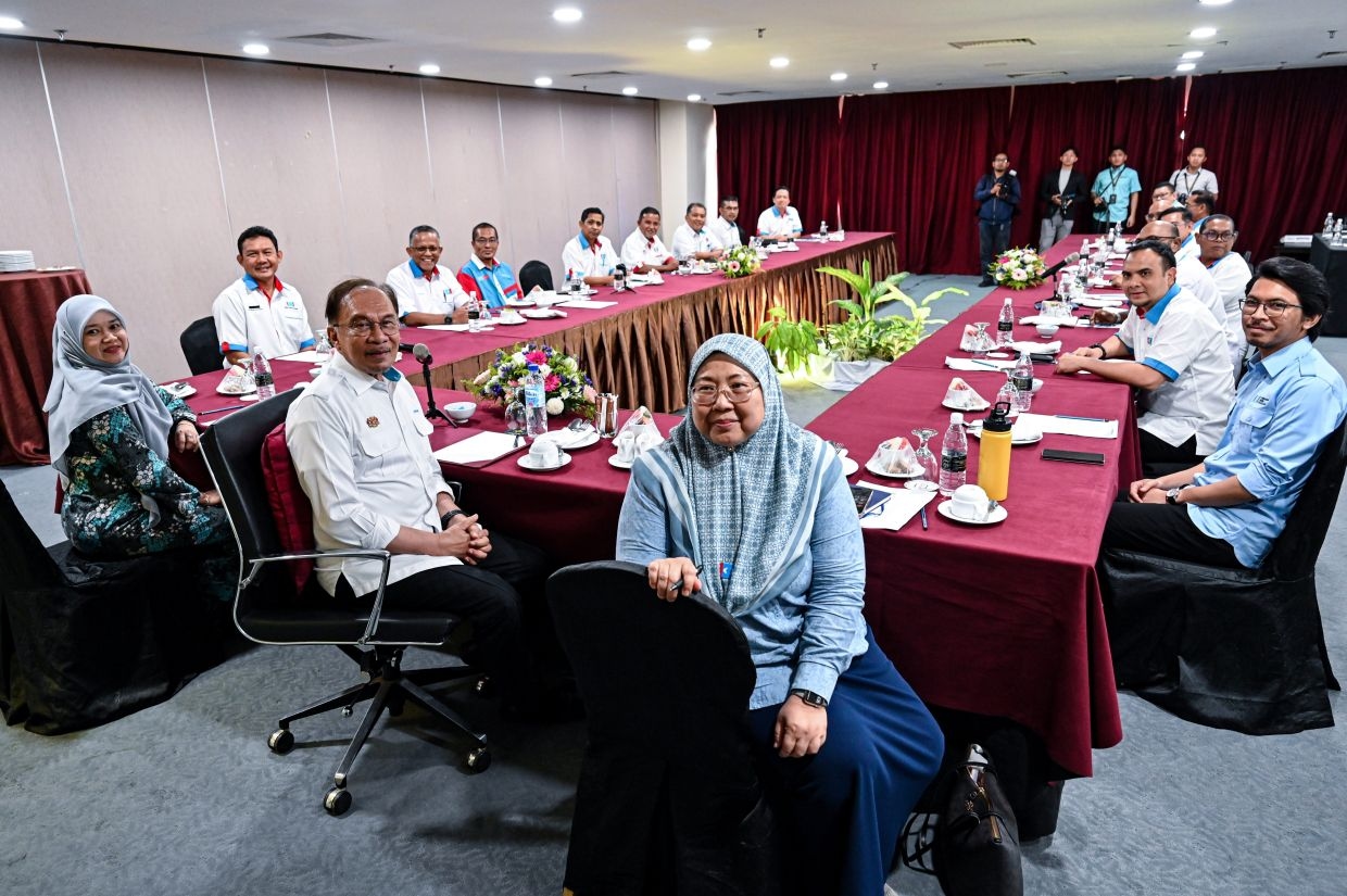 Anwar says met with BN MPs to clarify current issues