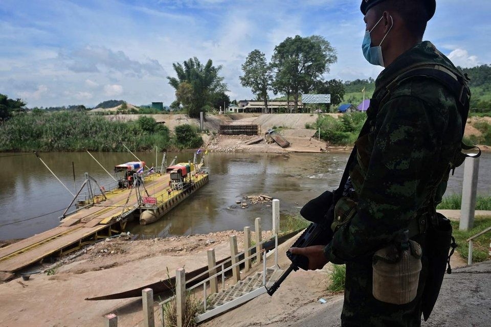 Hundreds of Myanmar troops, civilians flee across Thai border