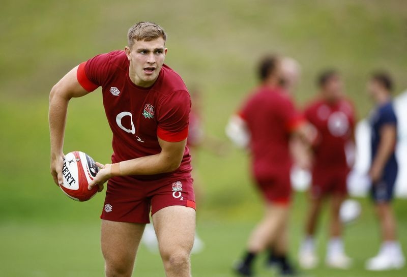 Rugby-Van Poortvliet's late try seals 22-17 win for England in Argentina