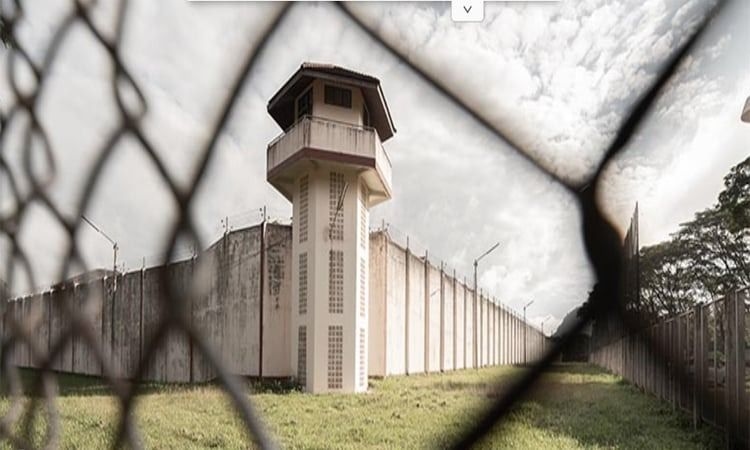 'This one surely for the books' - Prisoner escapes Lyon jail hidden in bag of cellmate being released