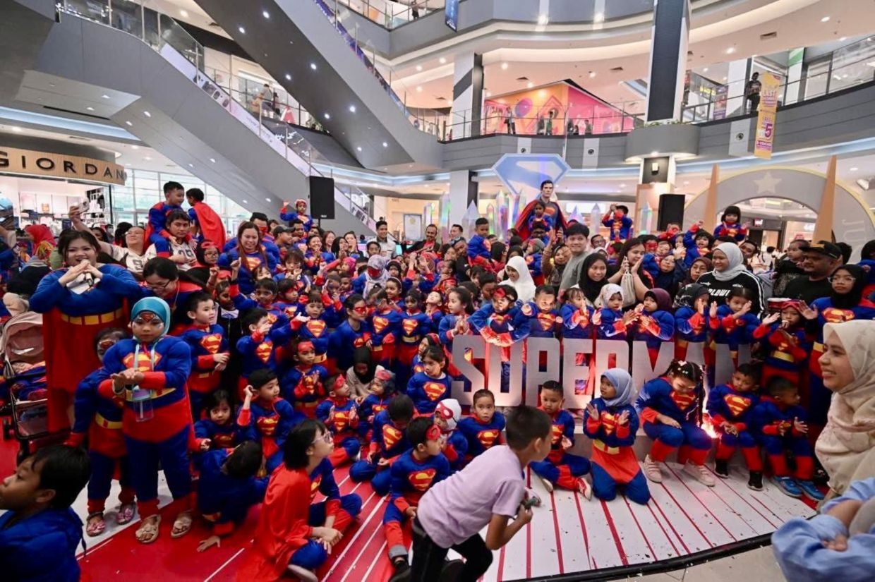 Great Krypton! Over 1,000 'Supermen' soar into Malaysian record books
