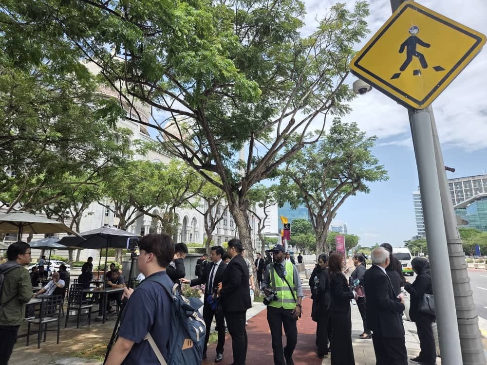 Crowd gathers for 'Walk to Safeguard Judicial Independence'