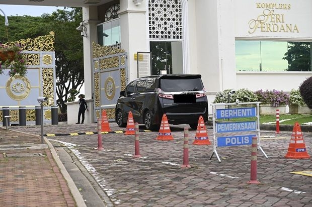 Pakatan MPs arrive at Seri Perdana for meeting with PM