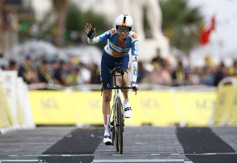 Cycling-Bardet makes brief Tour appearance as water carrier