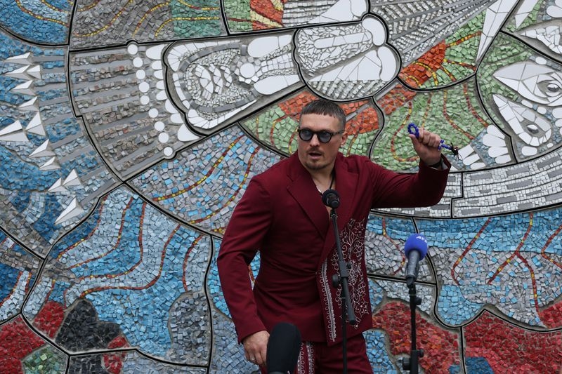 Boxing-Usyk starts heavyweight title week with focus on war in Ukraine