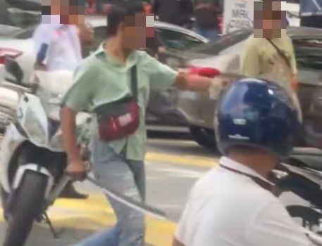 Man nabbed for allegedly threatening DBKL officers with parang