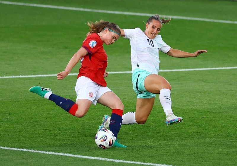 Soccer-Norway's Grainger facing Gaupset selection dilemma ahead of Italy clash
