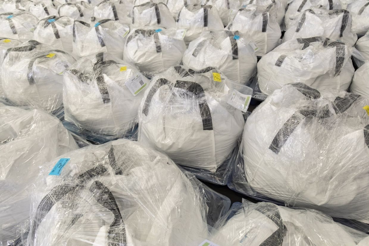 China's lithium giants tumble after 1H profit warnings