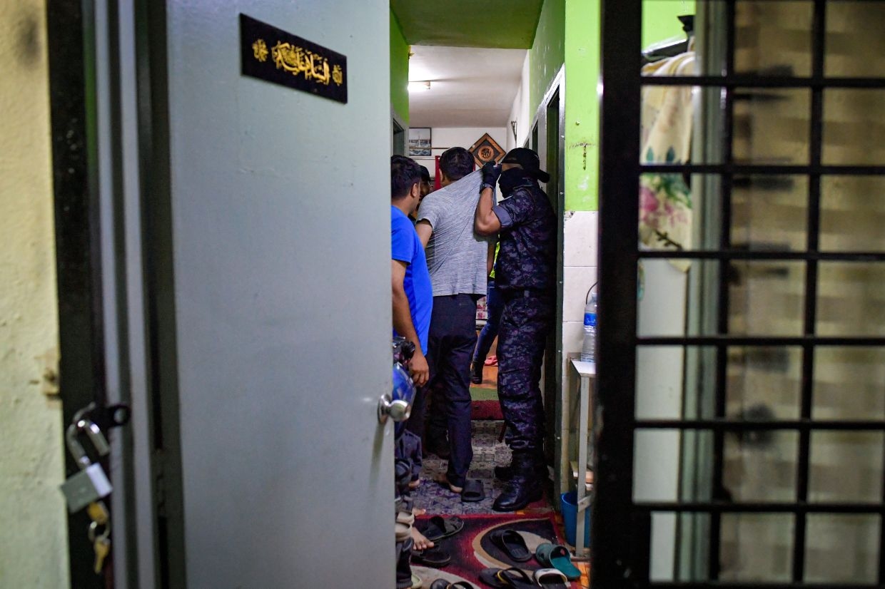 Online gambling den busted in Serdang apartment raid, 496 illegal immigrants detained