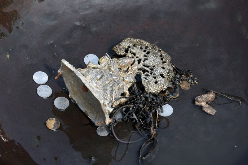 India's river divers risk health in search for hidden treasures