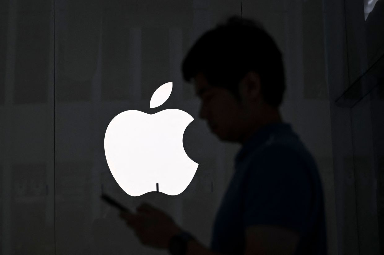 Apple faces calls to reboot AI strategy with shares slumping