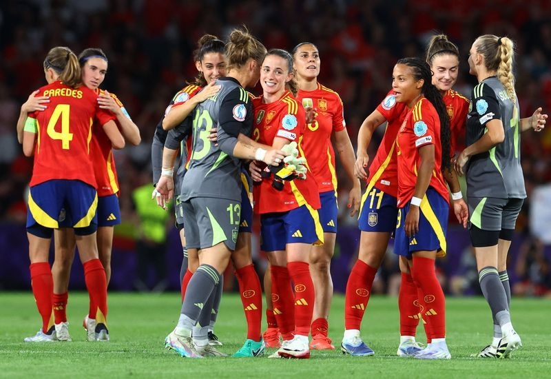 Soccer-Spain cruise into women's Euros semis with 2-0 win over Switzerland
