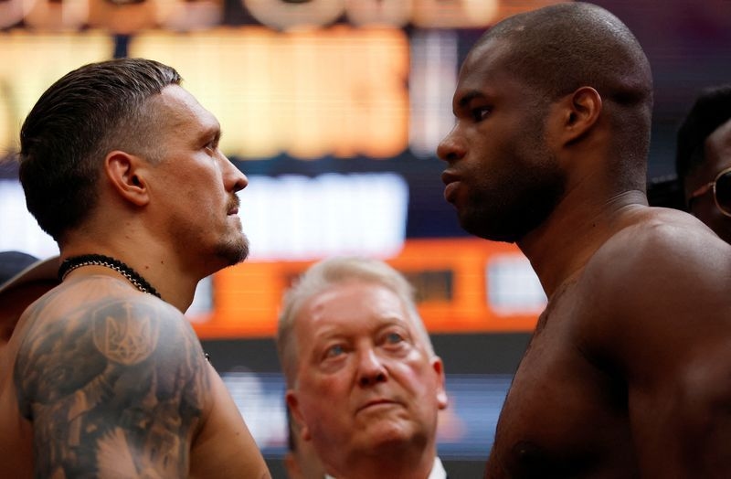 Boxing-Usyk winds up Dubois in Wembley weigh-in ahead of heavyweight fight