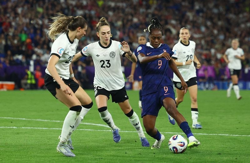 Soccer-Germany through to Women's Euro semis after shootout win over France