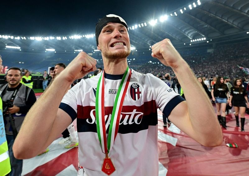 Soccer-Napoli strengthen defence with signing of Beukema from Bologna