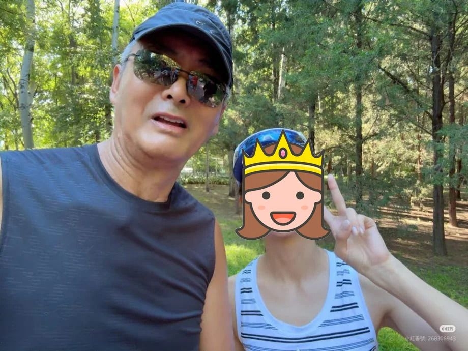 Chow Yun Fat has no problem taking photos with fans, encourages to post online