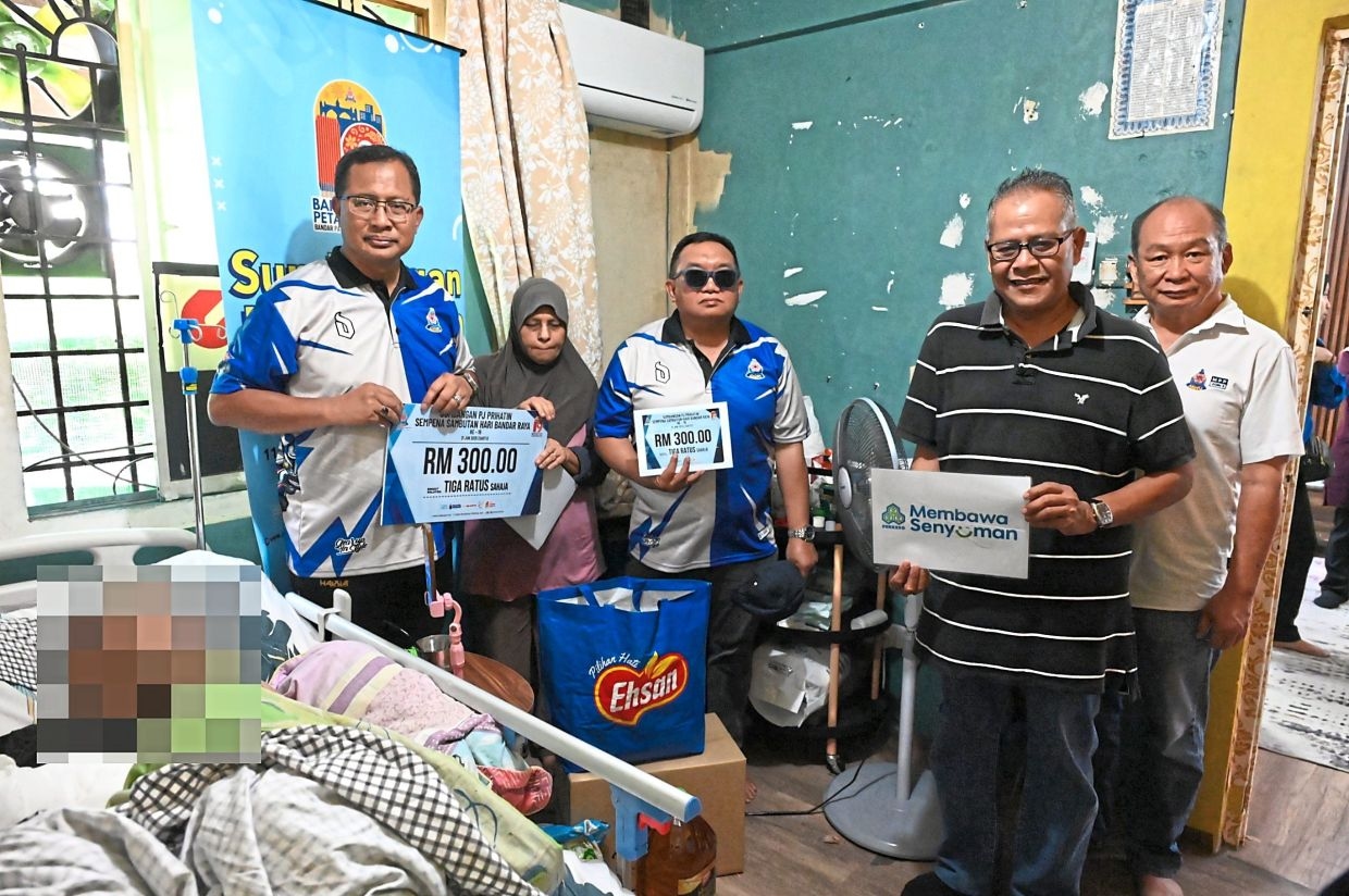 PJ mayor visits B40 families