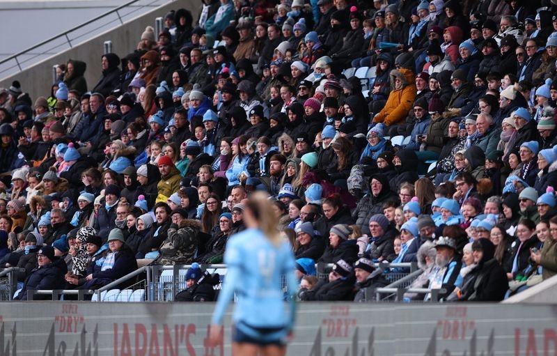 Soccer-Top English women's clubs to allow alcohol in trial
