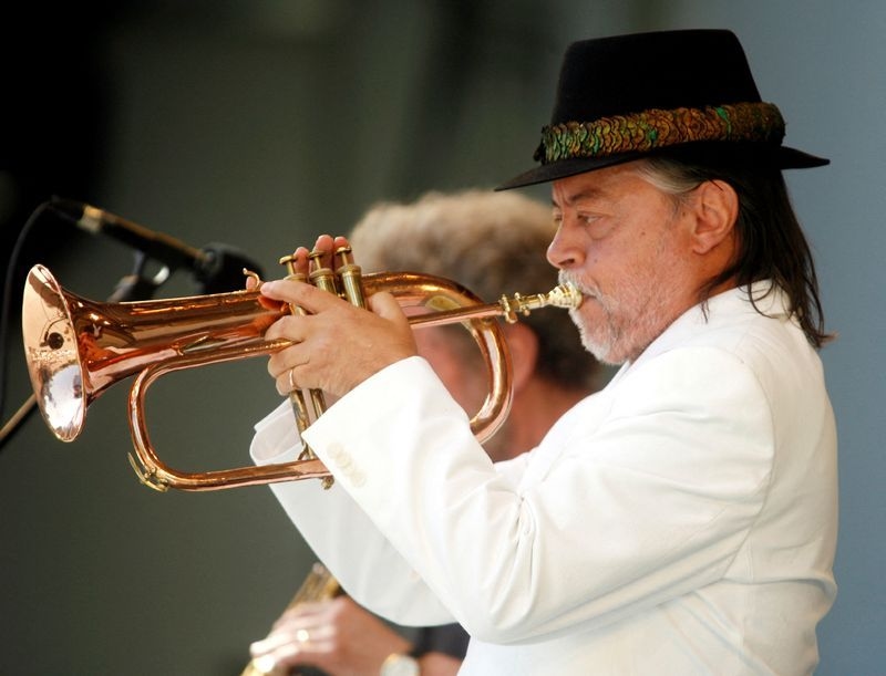 Grammy-winning jazz musician Chuck Mangione dies at 84
