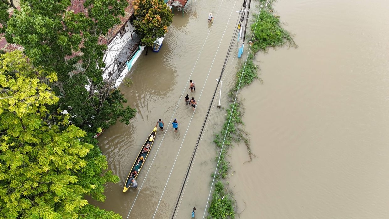 Boats bring food, safe passage for Philippine flood victims