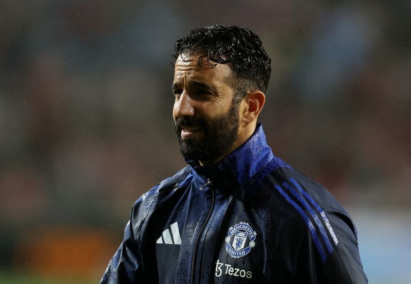 Soccer-Amorim prepared to reintegrate exiled Man Utd players if valuations not met
