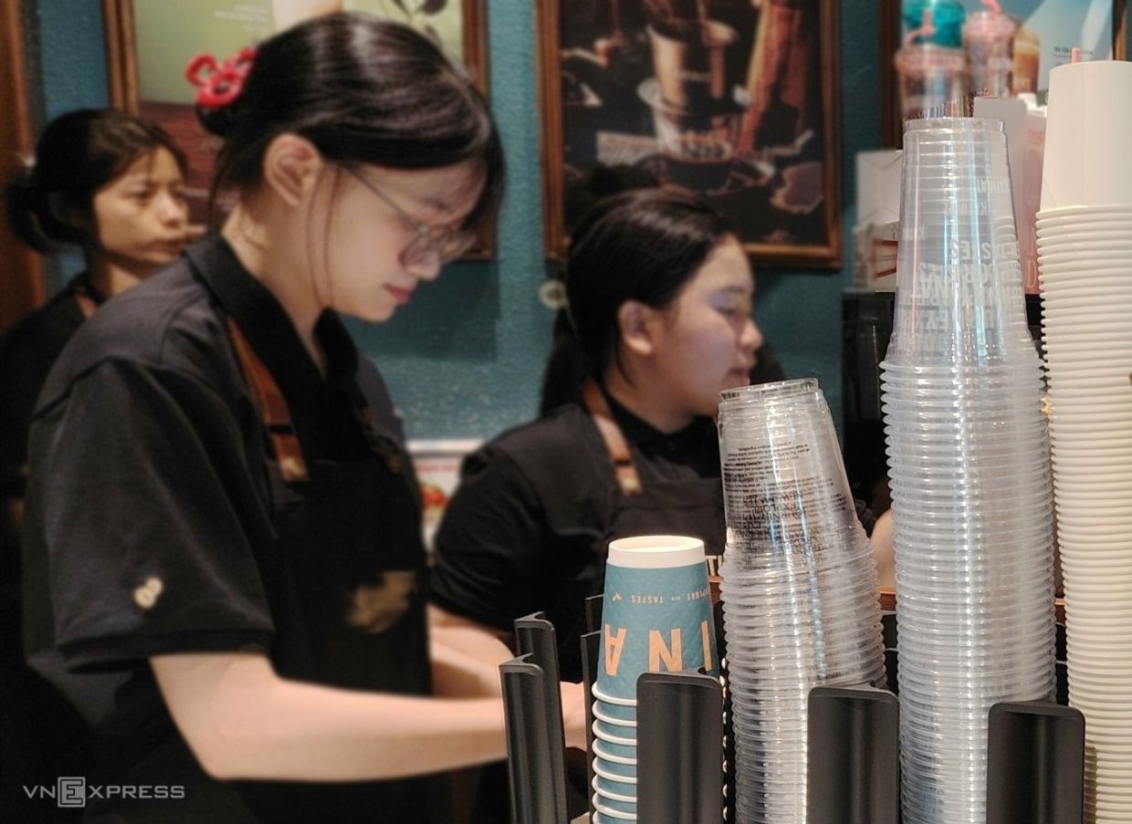 Plastics remain top choice for Hanoi food and beverage shops