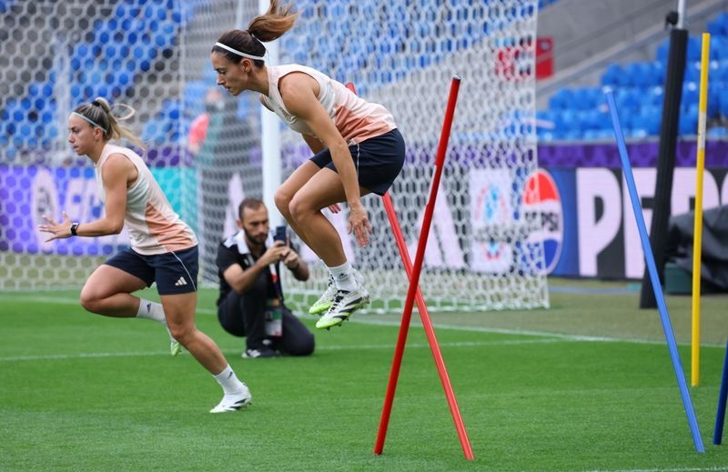 Soccer-Spain feeling the love ahead of England showdown in Women's Euro final