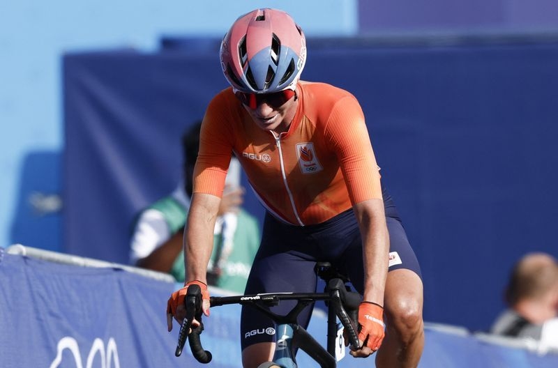 Cycling-Vos surges to opening stage win in Tour de France Femmes